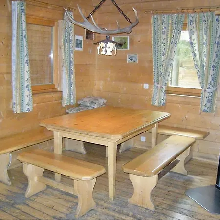 Holzhaus Hirschalm بيت للعطل *